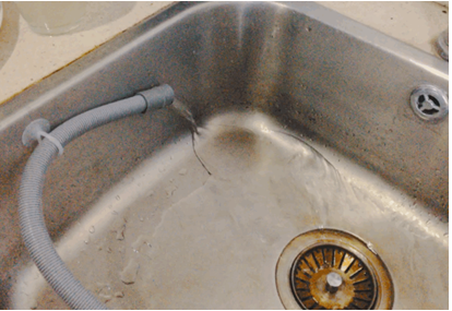 海尔小贝和西门子台式洗碗机则需要再接专门的进水管道,然后污水也是