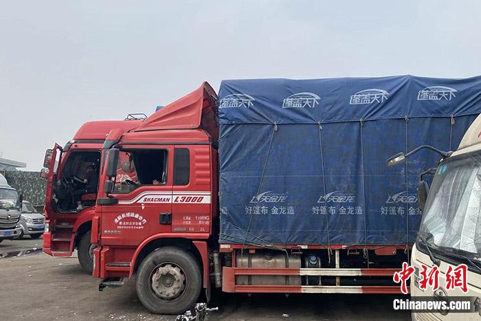 4月25日，在北京新发地，运货进京的大货车正在卸货。 中新财经 葛成 摄