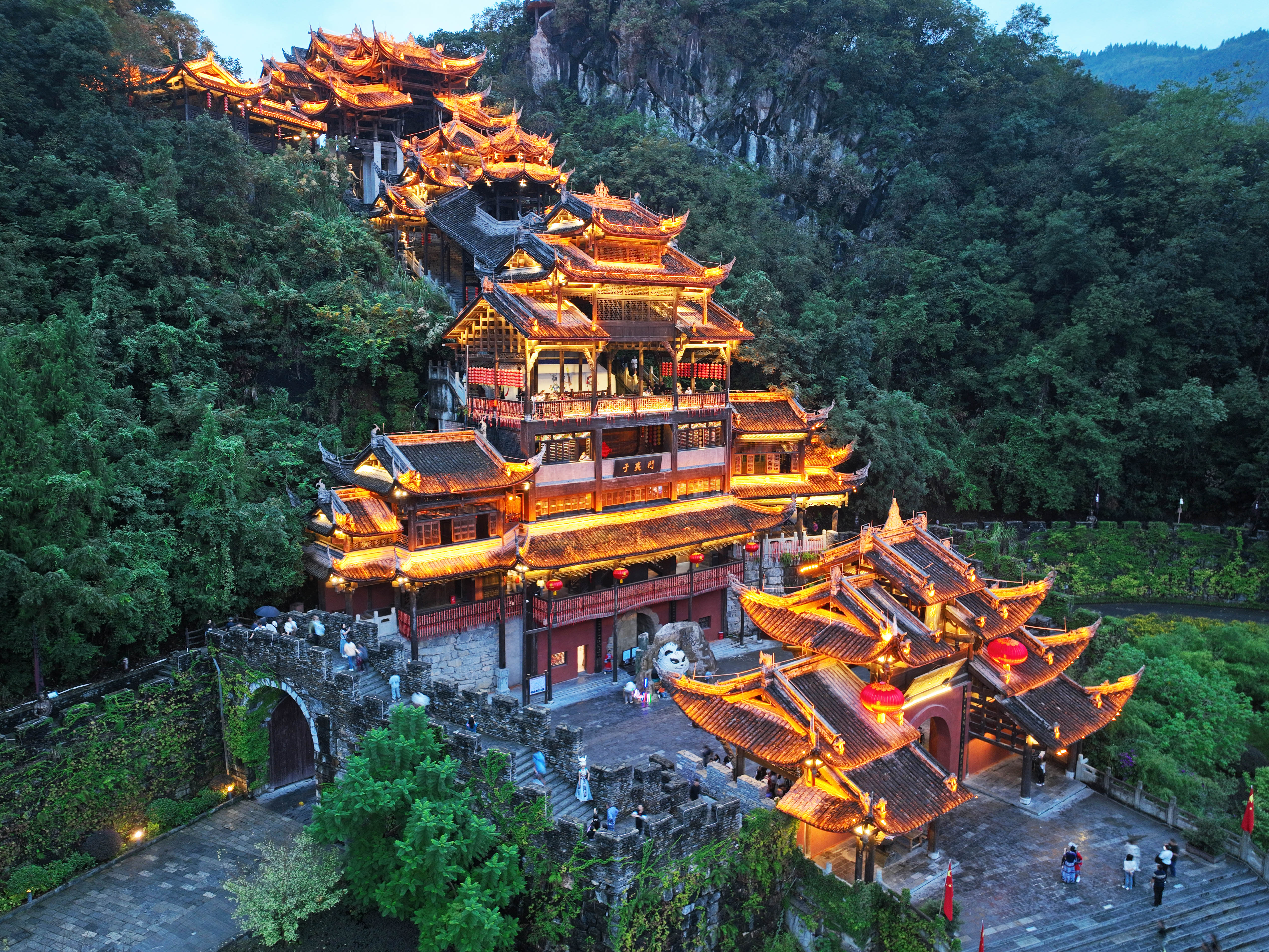 2023年10月3日夜晚，在重庆市彭水苗族土家族自治县蚩尤九黎城，璀璨的夜景扮靓了整座苗城，吸引了不少游客前来游览观光，感受不一样的夜景之美。 (1).jpg